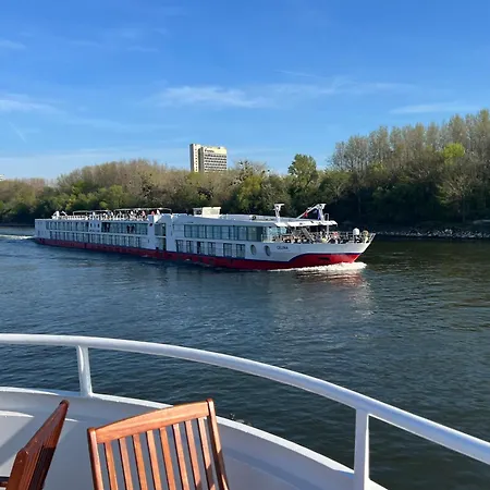 Trainstation アパート